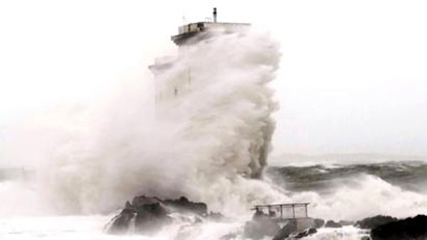 carraig fhada lighthouse by david livingstone